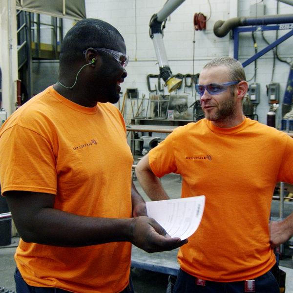 两个穿橙色衬衫的工人